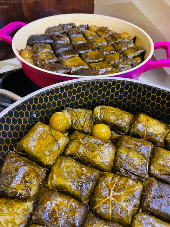 مرتب بودنِ دلمه برگِ بی بی گل با چیدمانِ گوجه سبز